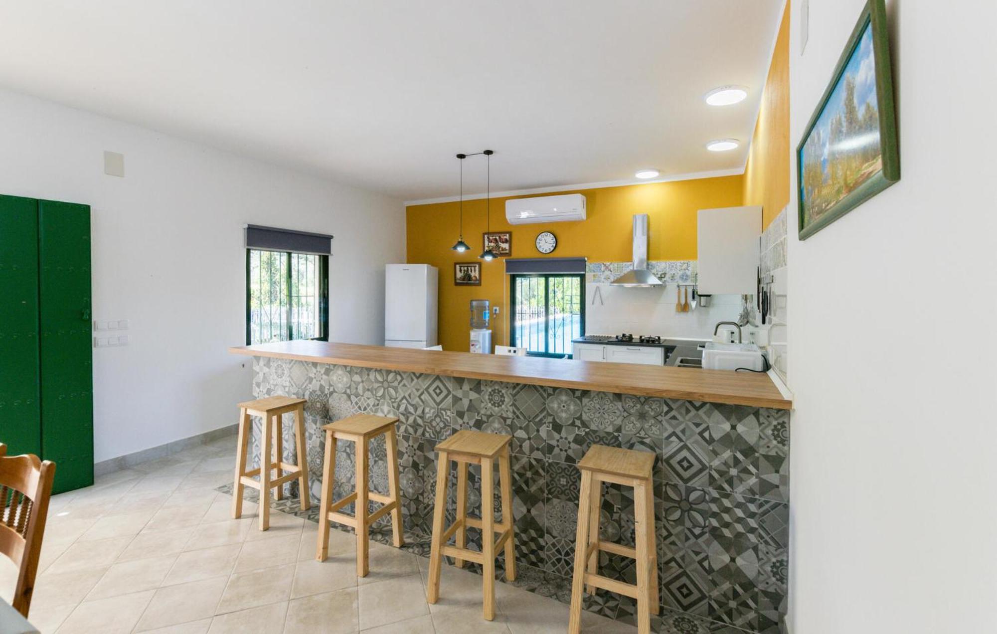 6 Bedroom Amazing In La Puebla De Infan Hébergement de vacances *
