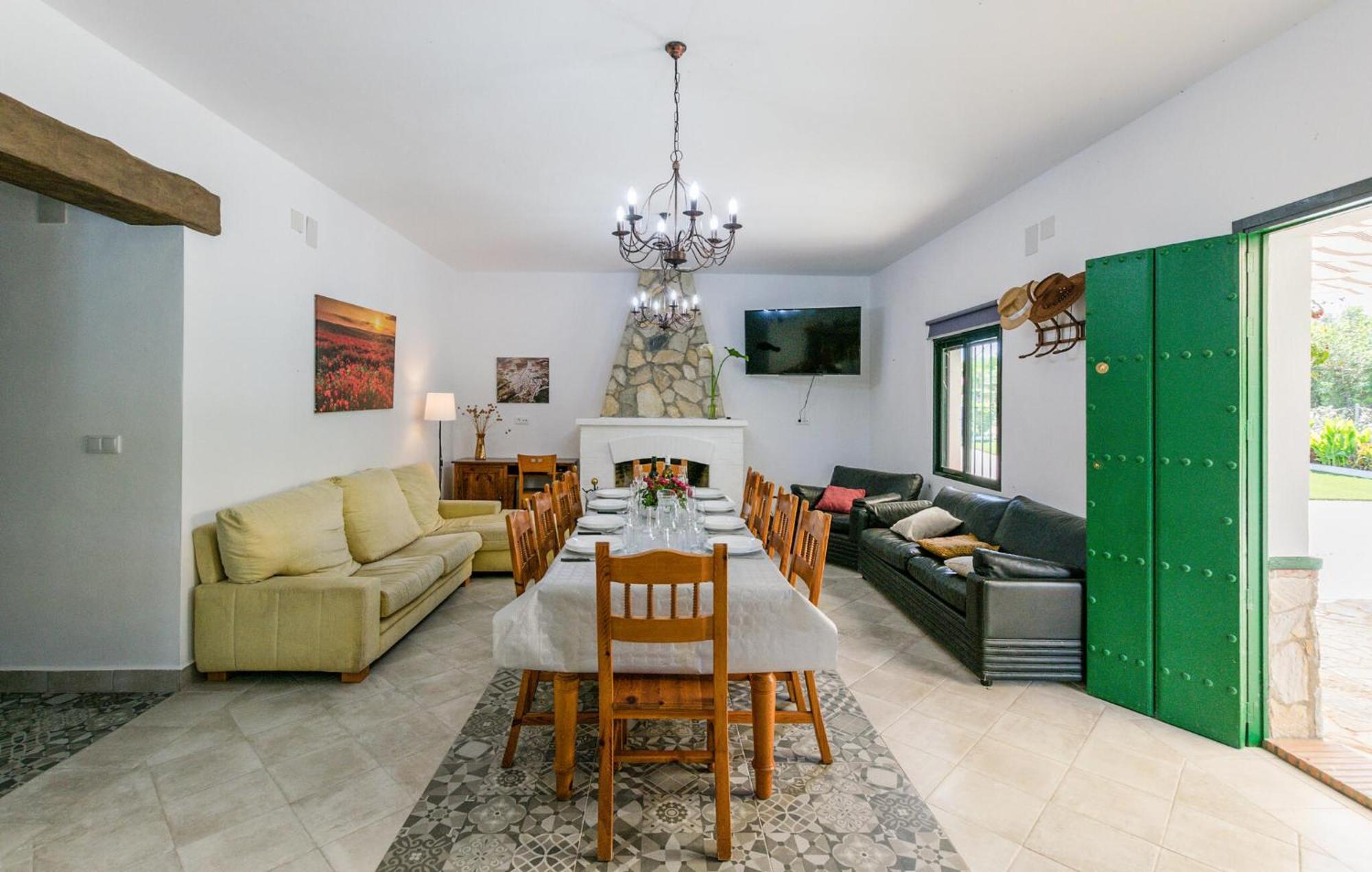 6 Bedroom Amazing In La Puebla De Infan Holiday home *